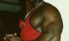 복부에 총 다섯 발 맞아도 안 죽는 보디빌더