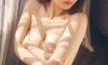 기껏 벗겨놨더니 손으로 가리네
