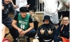 동네형들과 기념사진 찍은 차은우