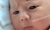 책에 초집중하는 신생아 아기 표정 ㅋㅋㅋ