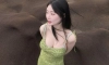 야외에서 샤워하는 하얀 누나