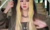 앞머리 덮은 금발 카리나