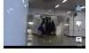 휠체어 탄 사람이 엘리베이터를 탈때