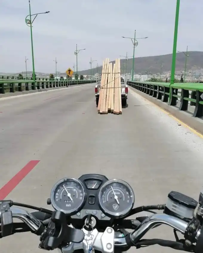 안되는_걸_알지만_고민하는_순간.jpg