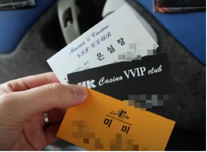 옆 테이블에 앉은 대륙녀 #1