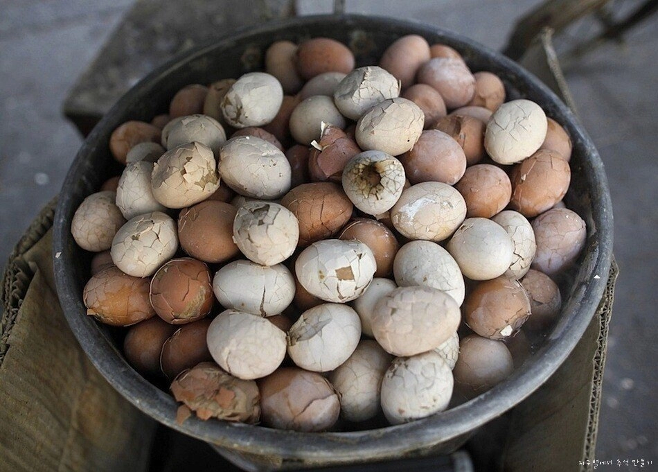 5442a329e9bfed77c437b0fe6951c3ce.webp 중국의 전통음식 오줌달걀 ㄷㄷ.jpg