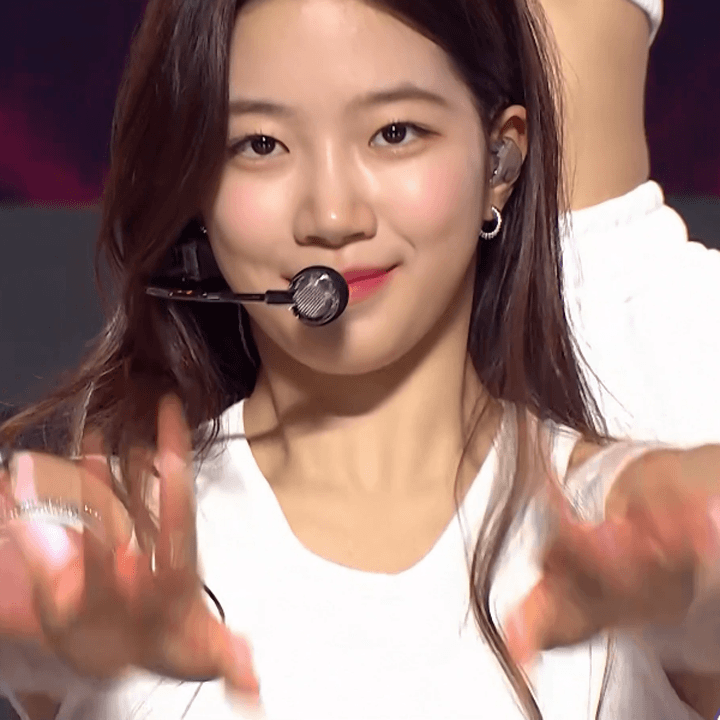 6dc5cbd70e52d3b1862115778297b9d8.gif 요즘 예쁘다고 난리인 신인 아이돌 카즈하