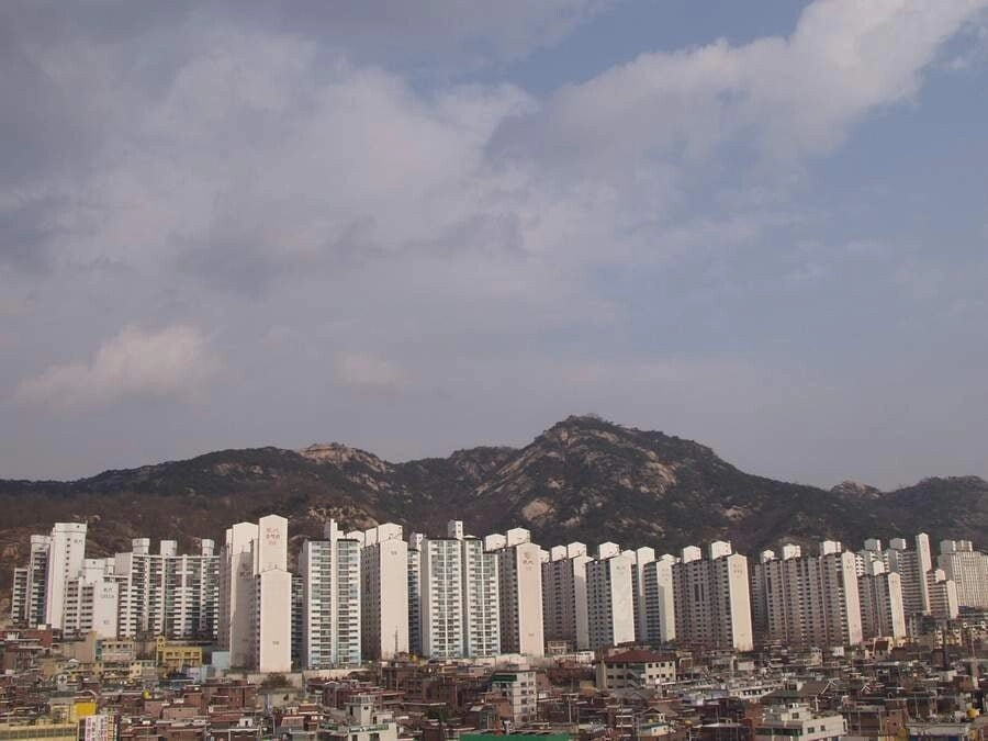 a8430b2aabe6e93f27ea06683c89d936.webp 2001년 봄에 촬영한 서울.jpg