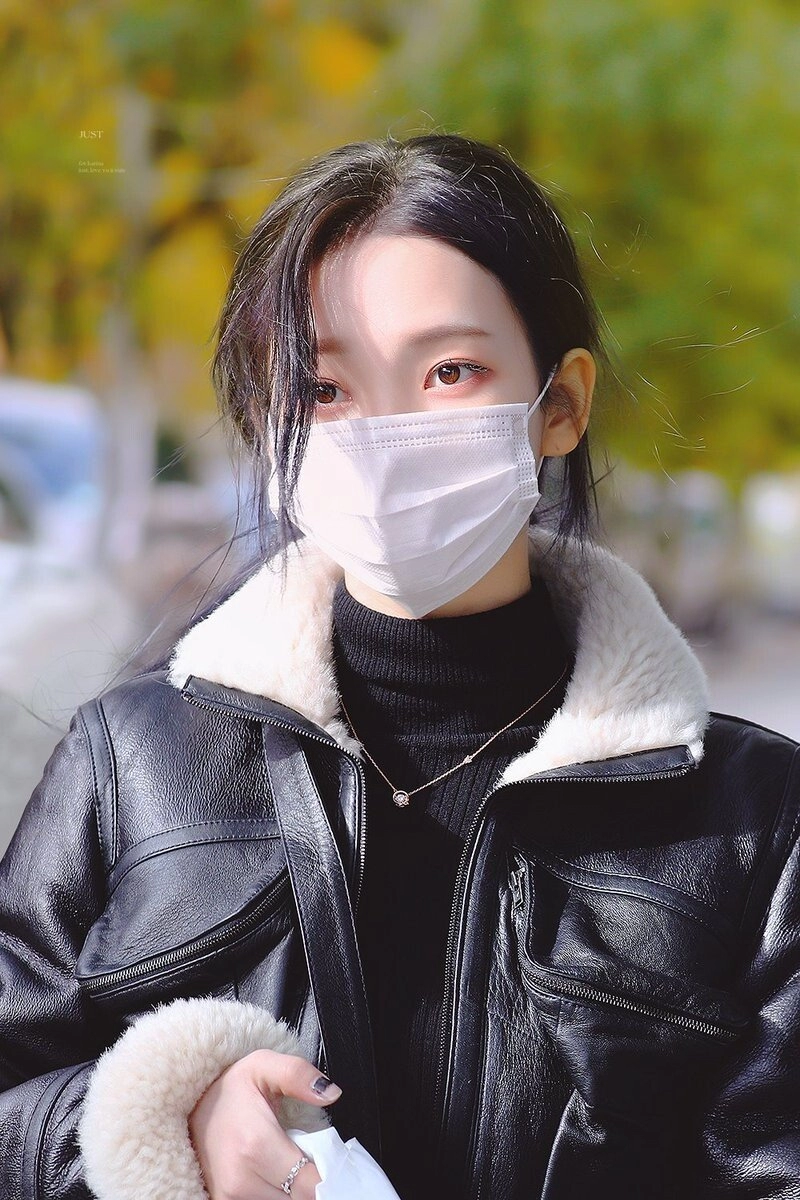 4db4b7a4ed0c391ba818a3bbde996b05.webp 카리나 파파라치 샷