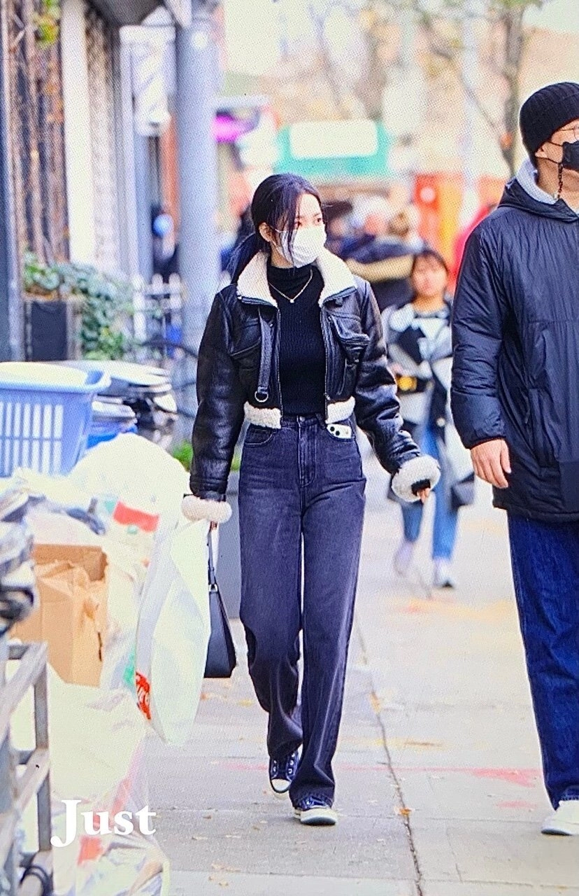 e199df76d7490df22b99fdc5cff591e0.webp 카리나 파파라치 샷