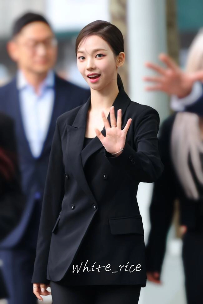 4fb6779af5f4468a7a402c7bd6ca0e19.webp 블랙수트 카리나