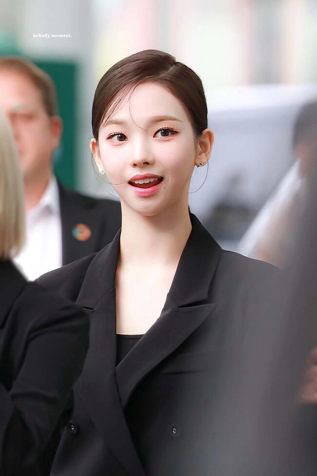 66ec006631e6d3d55966a6fa37d2ab8c.webp 블랙수트 카리나