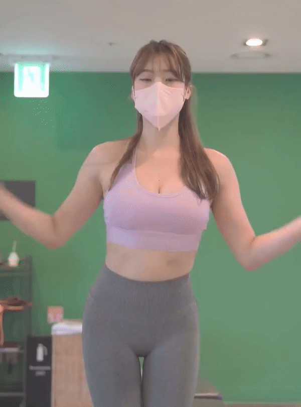 명아 탄탄한 레깅스 몸매 어필.gif