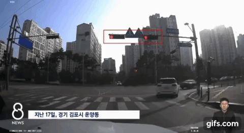 여중생 치었는데 그냥 가버리는 우회전 신호위반 버스 ㄷㄷ