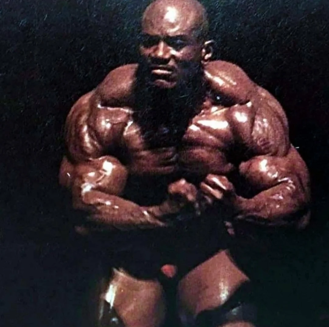 복부에 총 다섯 발 맞아도 안 죽는 보디빌더