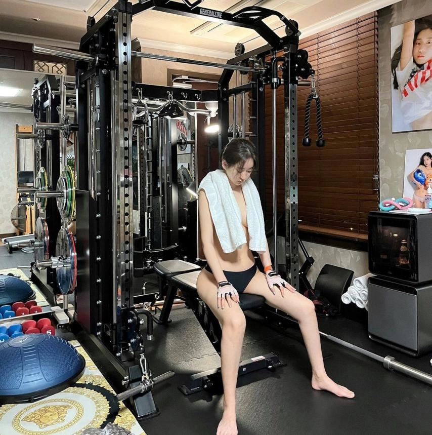홈트레이닝 하는 신재은