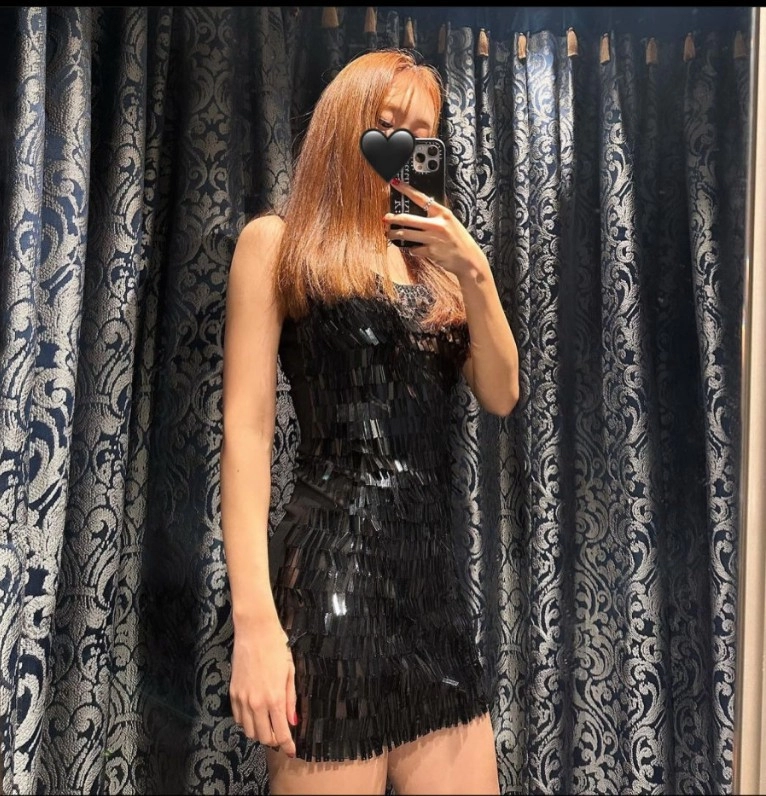 화끈한 옷 보여주는 박지영 아나운서