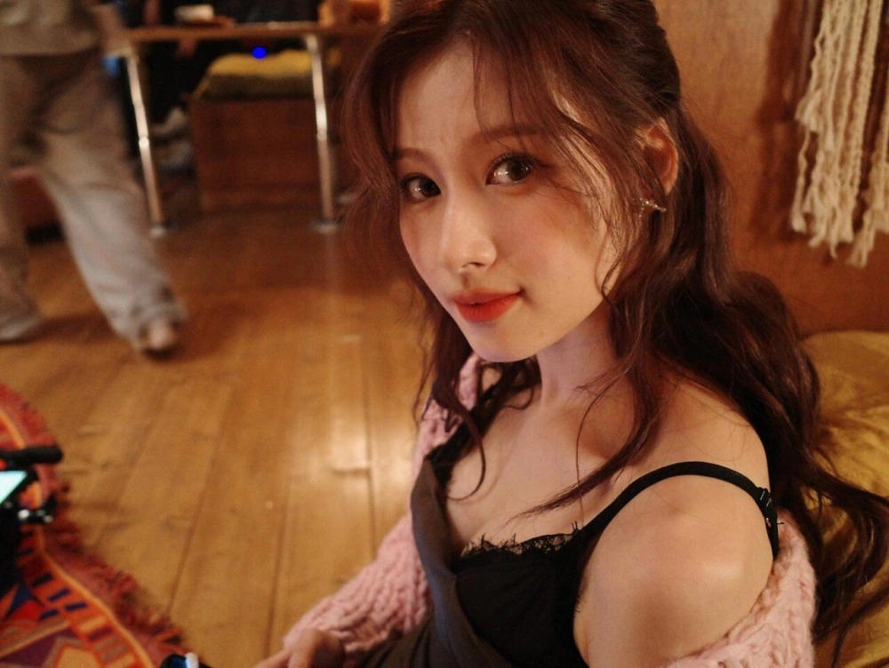 검은 슬립 입은 사나