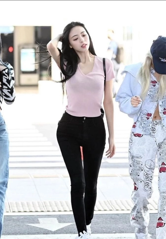 슬랜더의 정석을 보여주는 ITZY 유나 몸매