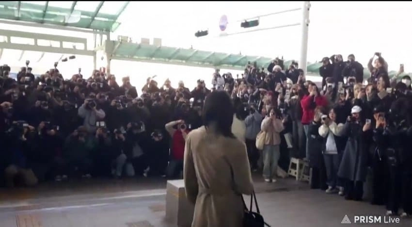 트와이스 모모 보려고 공항에 몰려든 인파 ㄷㄷ