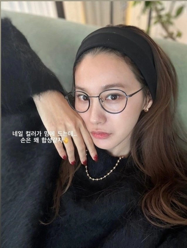 얼굴에 비해 참 못 뜬 여배우