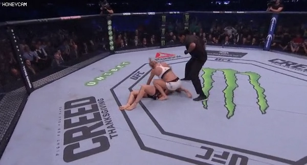 102세 할머니 : 'UFC 여성부 경기 개노잼'