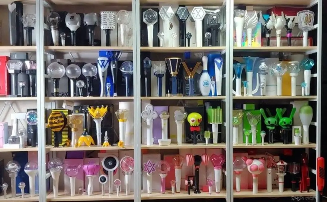 응원봉 모으기가 취미인 한아이돌 팬의 책장
