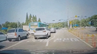출근길 꼬리물기 차를 응징한 운전자