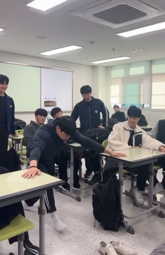 코어 힘 보여주는 학생.