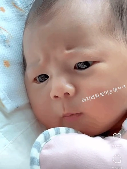 책에 초집중하는 신생아 아기 표정 ㅋㅋㅋ