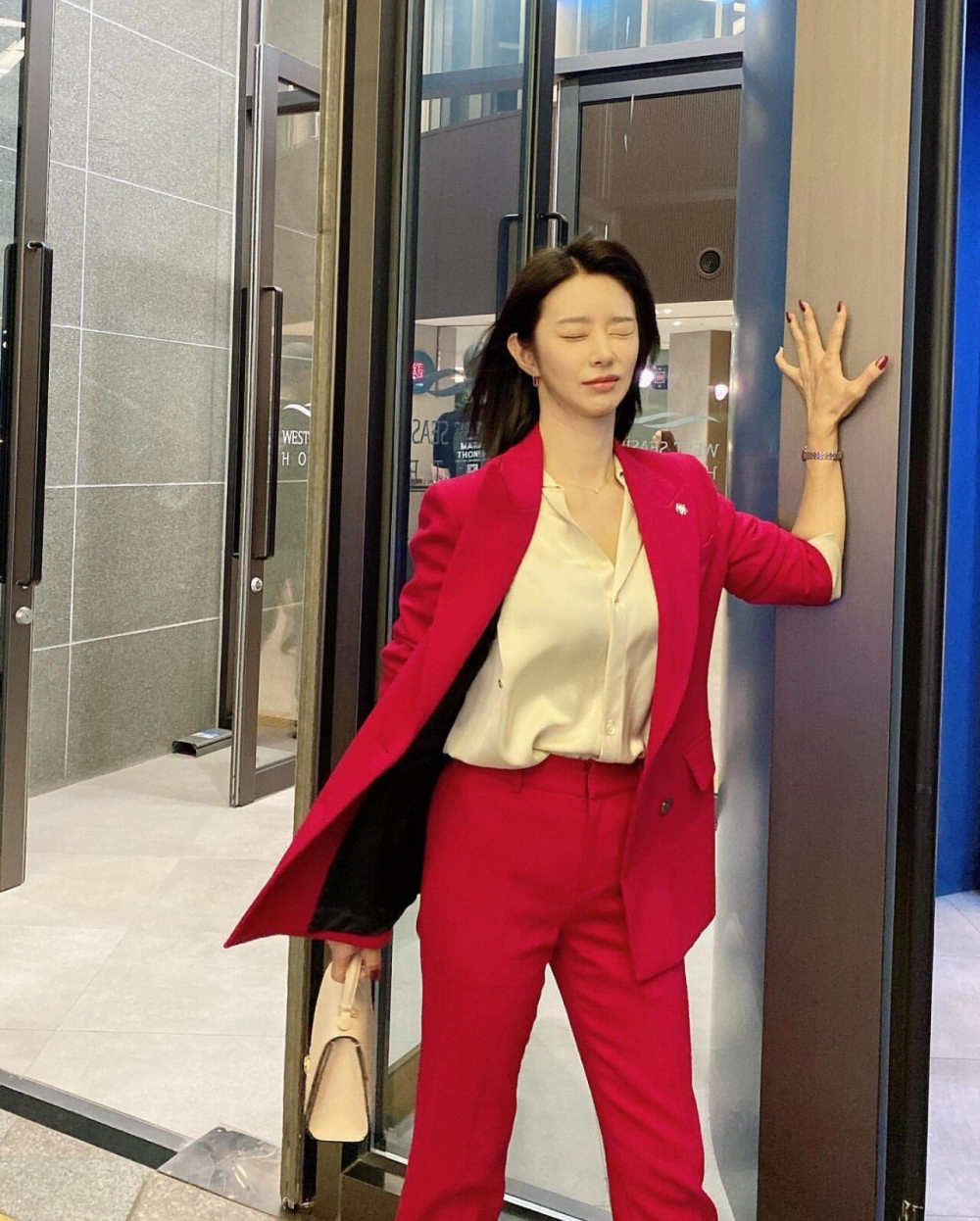 손은 크지만 주먹은 안 크다는 이주빈