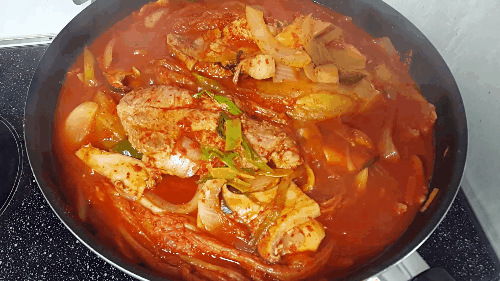 짱맛인 묵은지 김치찜.