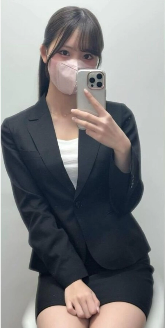 사무실 여직원의 쉬는 시간 셀카