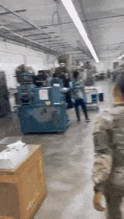 어머니의 직장에 깜짝 방문한 파병갔던 딸
