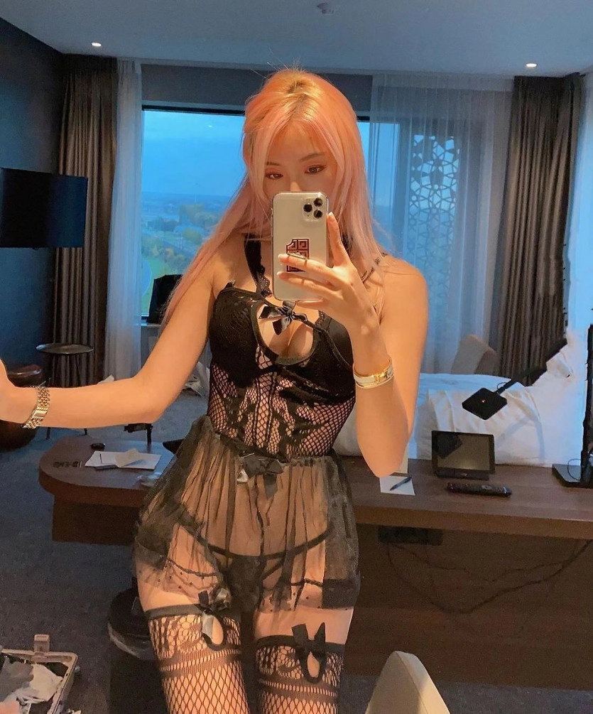 진짜 예쁜 핑크머리 혼혈녀
