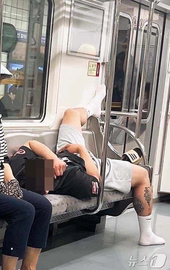 지하철 좌석 4개 차지 논란 ㄷㄷ