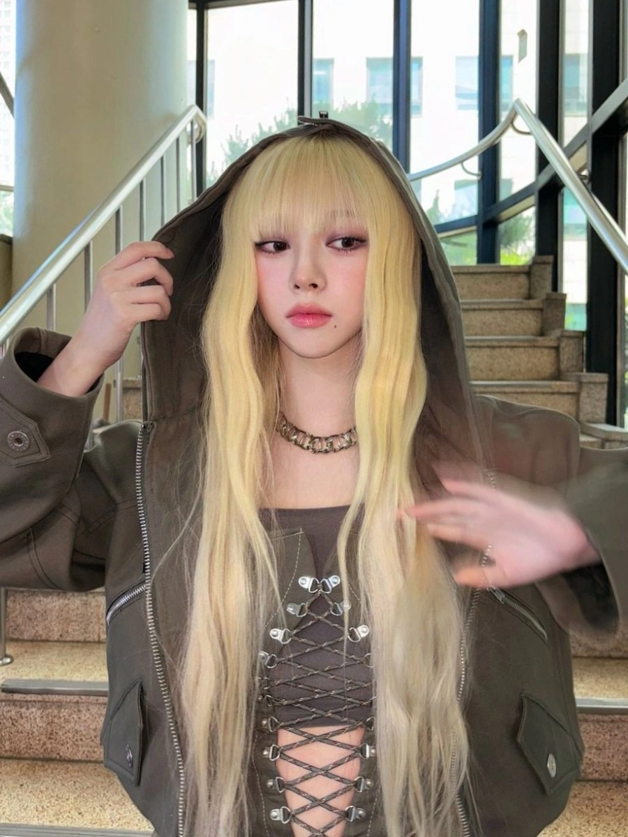 앞머리 덮은 금발 카리나