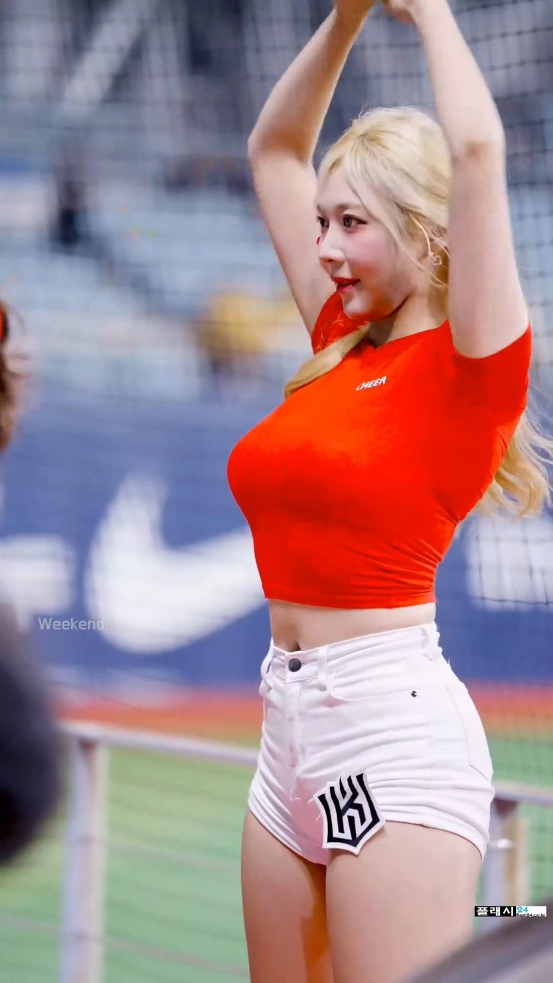 조예린 치어리더 묵직한 크롭 빨간티