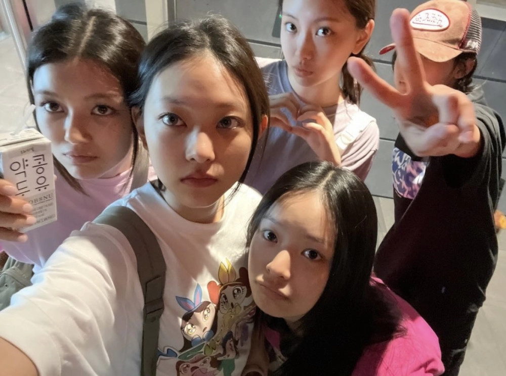 뉴진스 2주년 기념으로 소속사에서 풀어주는 짤들