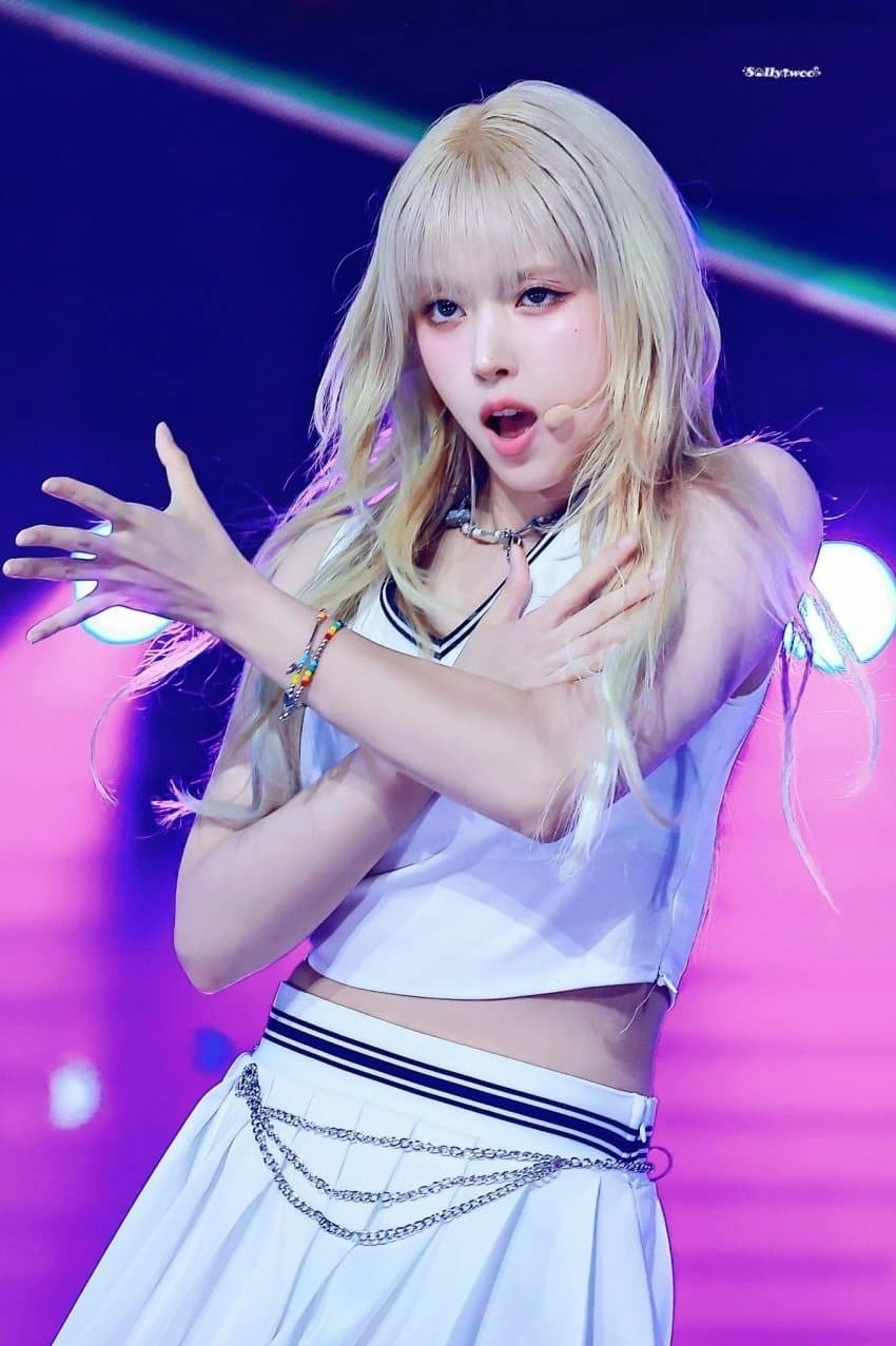 금발로 염색한 최근 엔믹스 지우