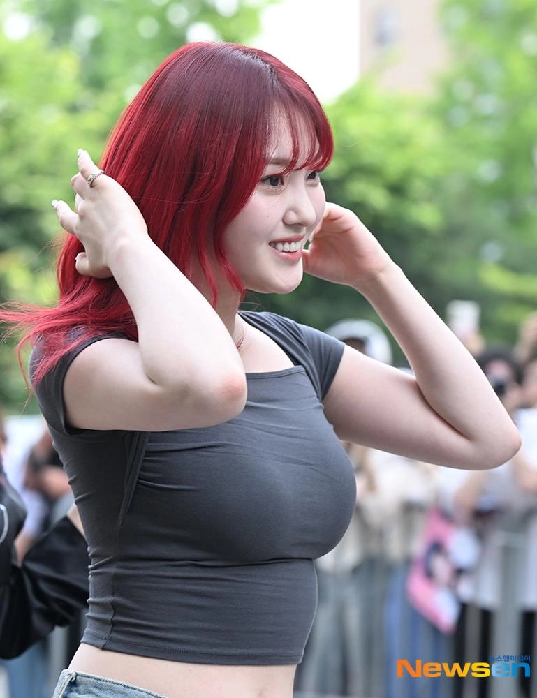 가슴 대장은 케플러 김채현 브라컵 비치는 거대한 회색 크롭티