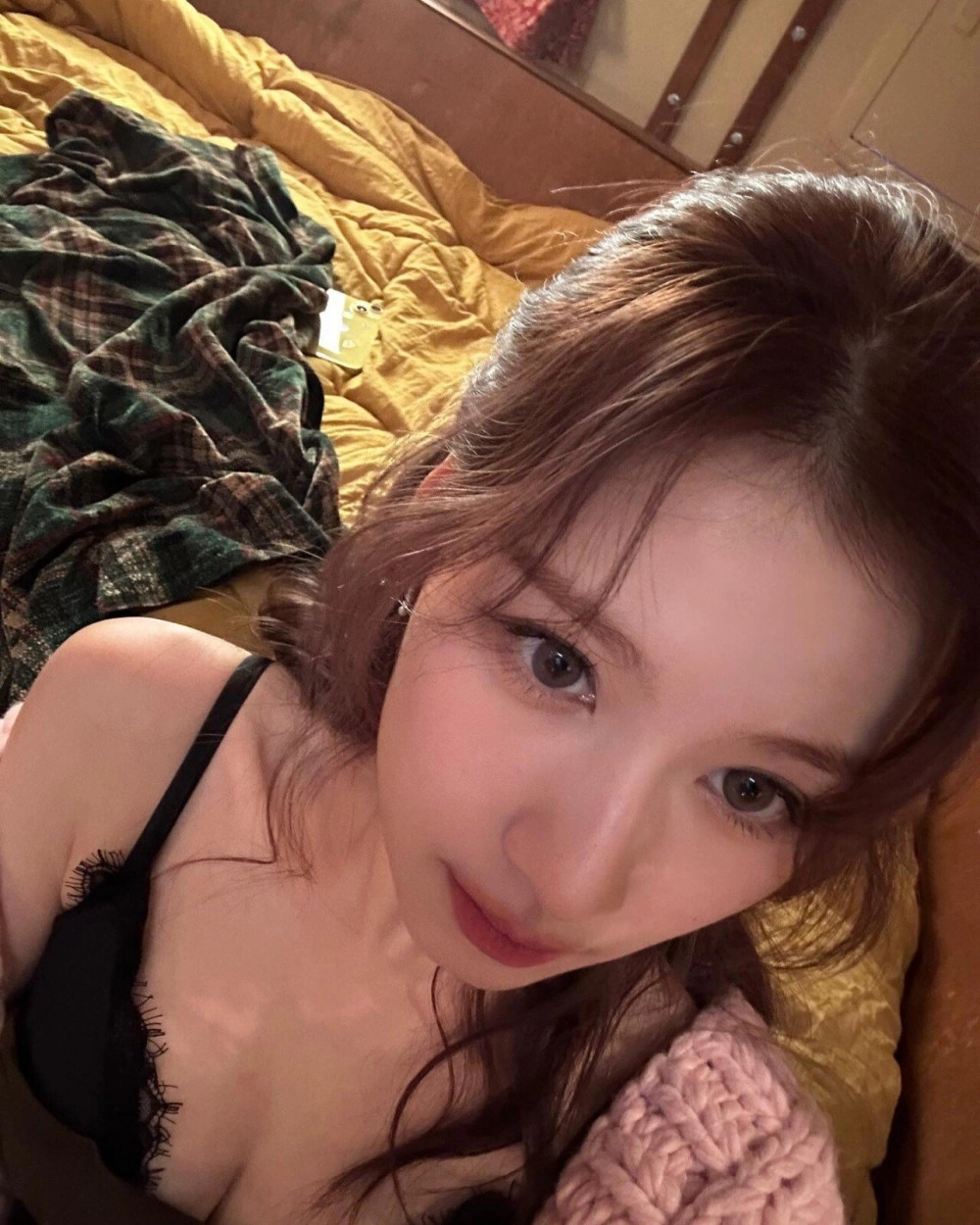 위에서 찍은 검정 레이스 브라 아찔한 가슴골 트와이스 사나