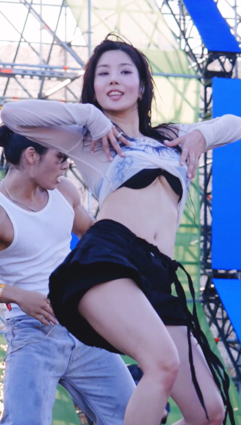 젖은 티 들어올리는 권은비 검정 비키니 접힌 언더붑 노출