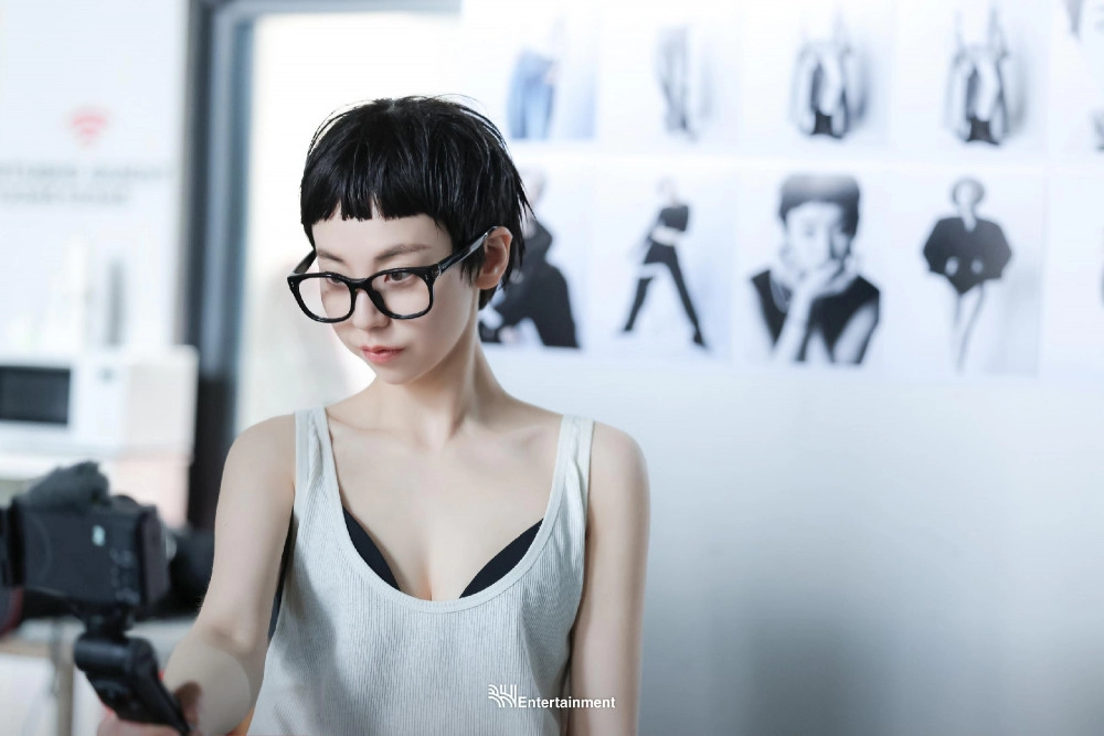 파격헤어 안소희 검정 브라 삐져나온 흰나시 가슴골