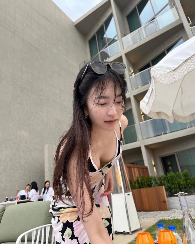 배우 지이수 수영장에서 검정 끈비키니 아찔한 가슴골 몸매