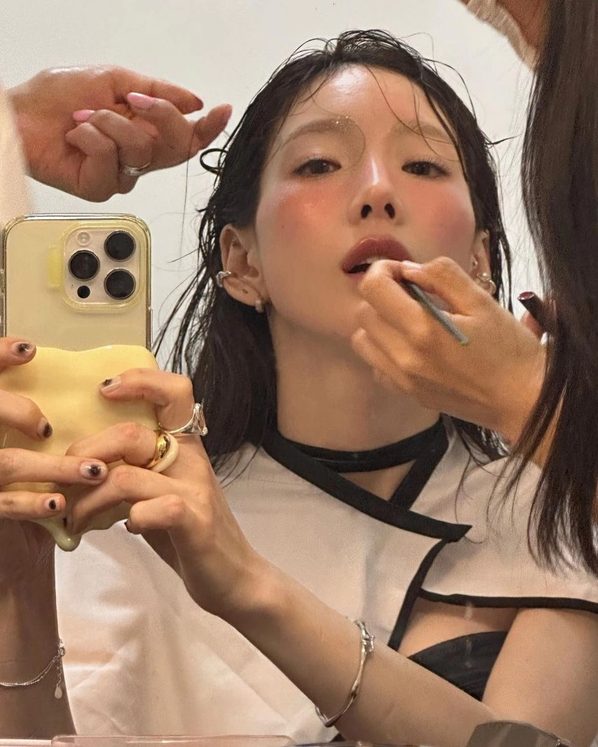 메이크업 받는 태연 검정 란제리룩 가슴골 겨드랑이