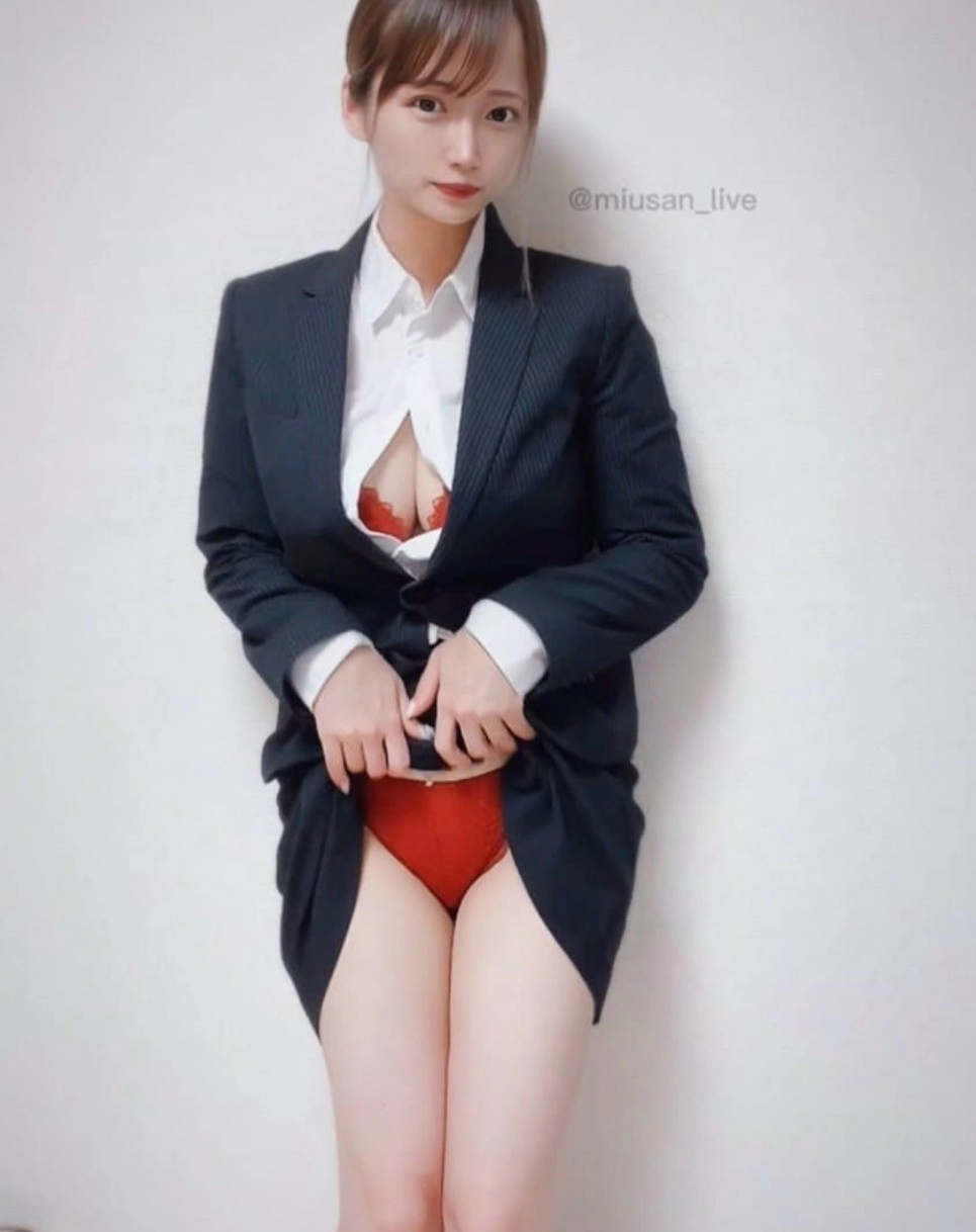 오피스룩 야하게 입은 누나들 터질듯한 단추
