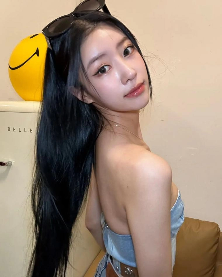 과감한 데님튜브탑 이미주 시원한 겨드랑이 윗슴골