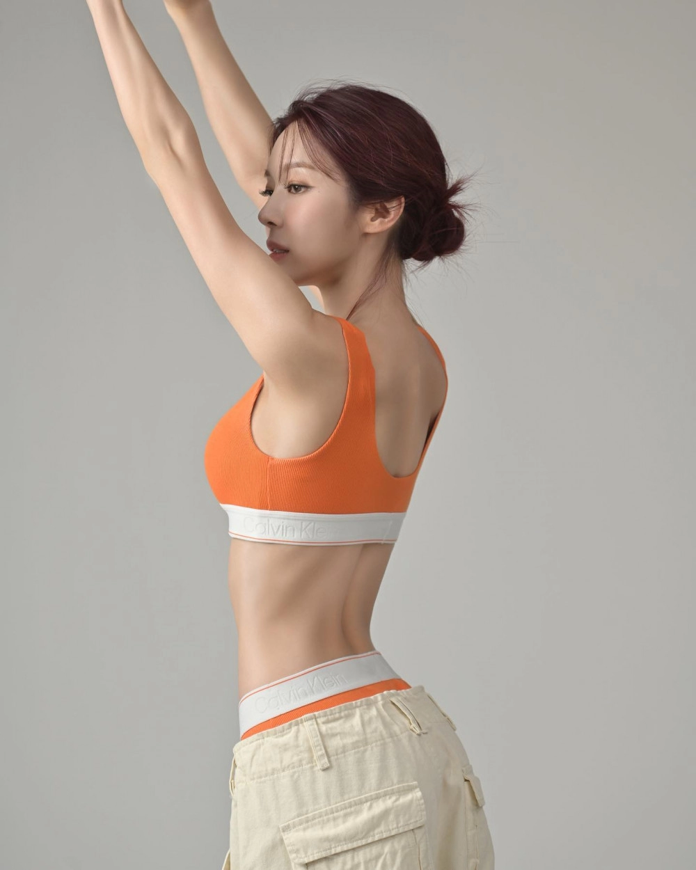 오렌지색 CK 브라팬티 입은 초아 봉긋한 미드 기립근 노출