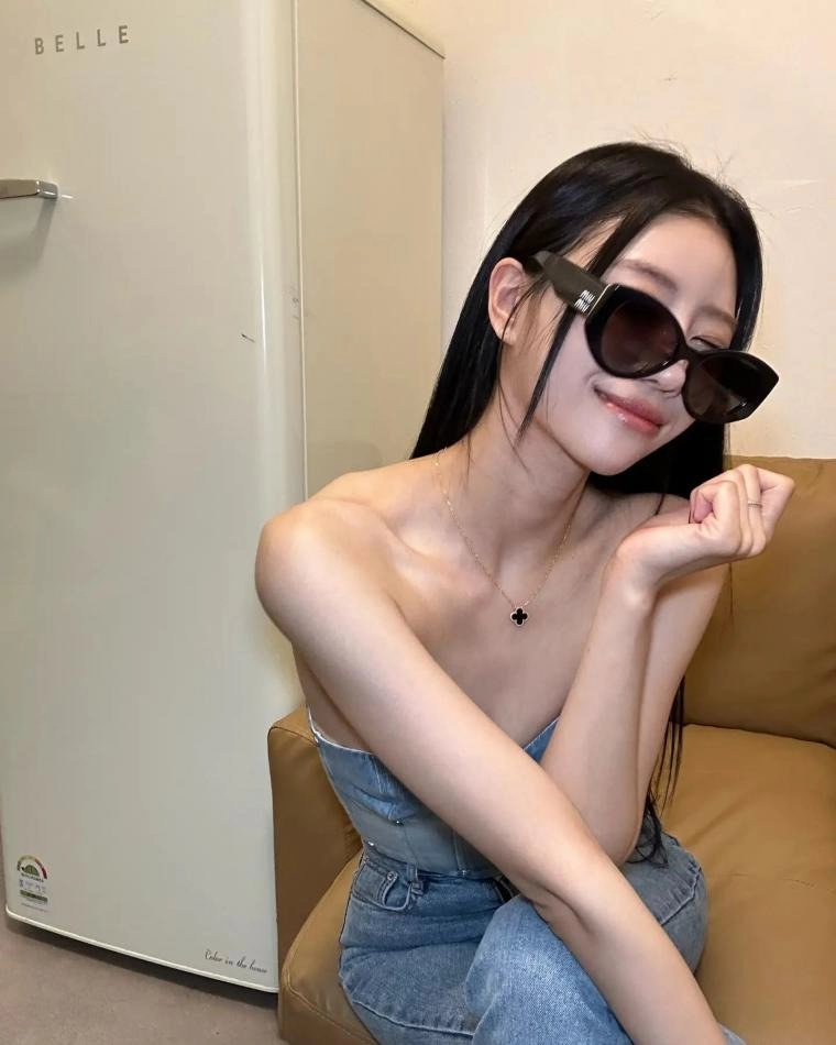 과감한 데님튜브탑 이미주 시원한 겨드랑이 윗슴골